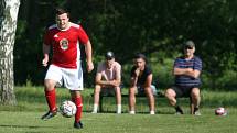 Fotbalisté Záhlinic (v červeném), druhý celek okresního přeboru OFS Kroměříž, doma ve 25. kole rozdrtil poslední Lutopecny 10:1. Již po půlhodině přitom favorit vedl o pět gólů.