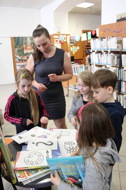 V rámci programu Pro prvňáčka je to hračka, který si pro žáky prvních ročníků připravila Městská knihovna v Holešově, si děti zábavnou formou otestovaly své znalosti.