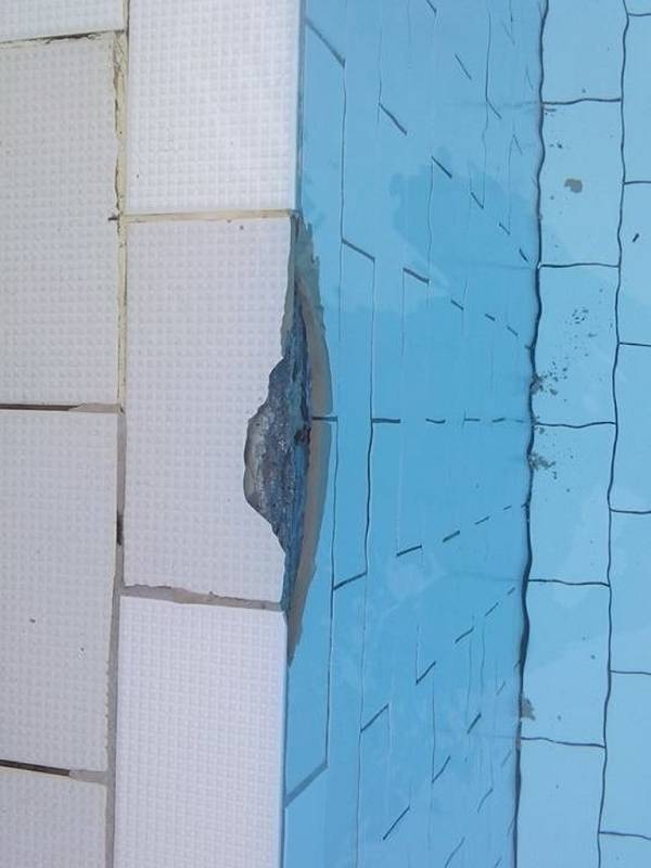 Lavičky na dně bazénu objevili správci bystřického koupaliště v neděli 13. července. Po vandalech zatím stále pátrají policisté.