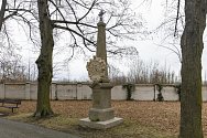 Křížová cesta se čtrnácti zastaveními na kroměřížském hřbitově se postupně obnovuje.