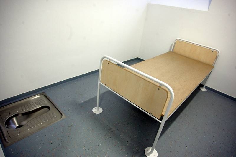 Vybavení místností nové záchytky je sice moderní, přitom ale stále strohé. postel, turecký záchod a mříže.