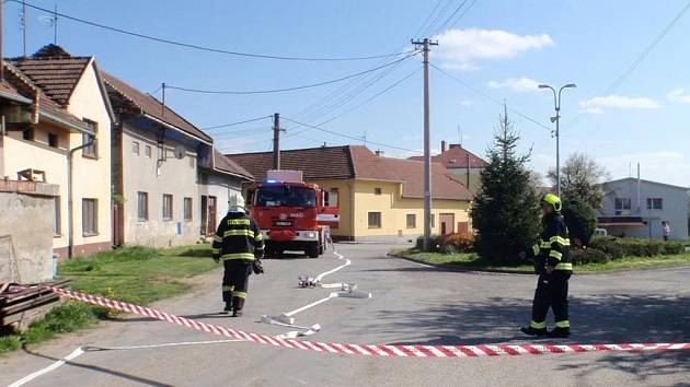 Deset lidí museli kvůli překopnuté přípojce plynu evakuovat ve středu 20.4. hasiči v Bařicích-Velkých Těšanech. Plynaři ale únik brzy zlikvidovali a k žádnému zranění naštěstí nedošlo.