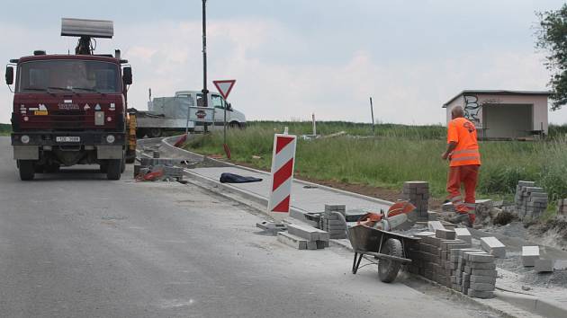 V Měrůtkách se pustili do výstaveb bezbariérových chodníků: v rámci něj bezbariérově zpřístupňují i tamní zastávku, řidiči by měli být opatrní.