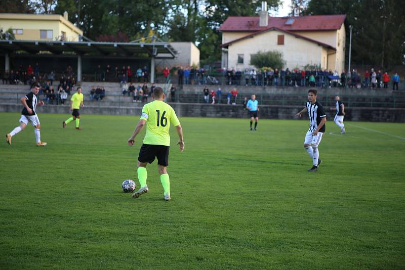 Fotbalisté Holešova (bílo-černé dresy) v derby nestačili na Skaštice 0:3.