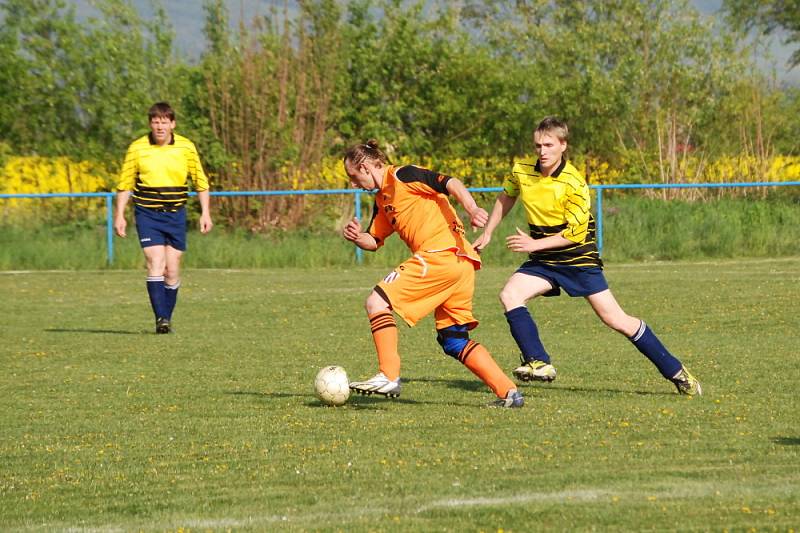 Hráči Rymic (v oranžovém) překvapivě jen remizovali s Hlinskem pod Hostýnem.