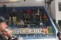 Kroměřížští hokejisté (bílé dresy) v úvodním finále play-off Krajské ligy jižní Moravy a Zlína podlehli domácímu Hodonínu 2:5.