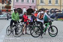 Na sedmý ročník kroměřížské večerní cyklojízdy dorazilo přes osm desítek cyklistů. Ti v doprovodu policistů vyrazili směrem k záhlinickému pivovaru.