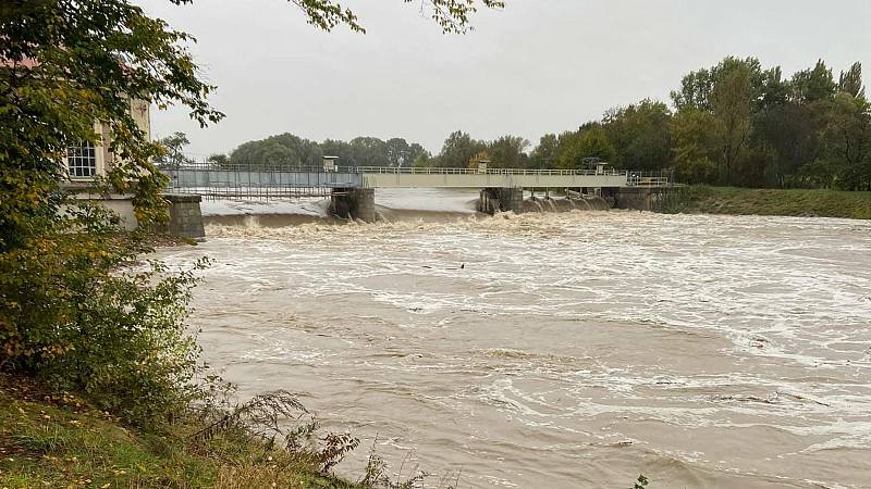 Hladina řeky Moravy v Kroměříži okolo vodní elektrárny Na Strži (14. 10. 2020, 11. hodina).