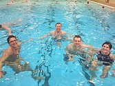 Finalisté reality show Kroměřížsko hubne tentokrát v rámci shazování kil vyrazili do krytého bazénu.