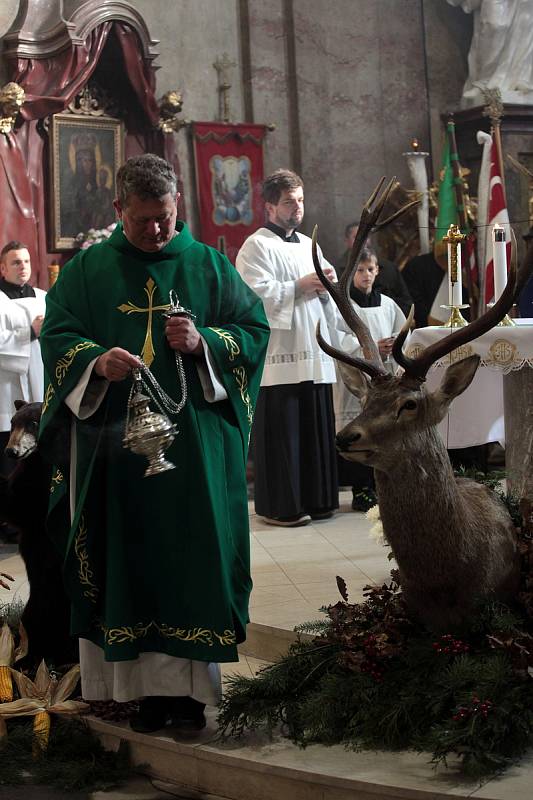 10. svatohubertský den v Holešově.Průvod myslivců , sokolníků a psovodů. Svatohubertská jízda.