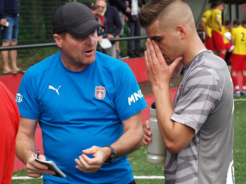 Fotbalisté Kroměříže (ve žlutých dresech) v pátečním přípravném zápase prohráli v Hodoníně 1:3.