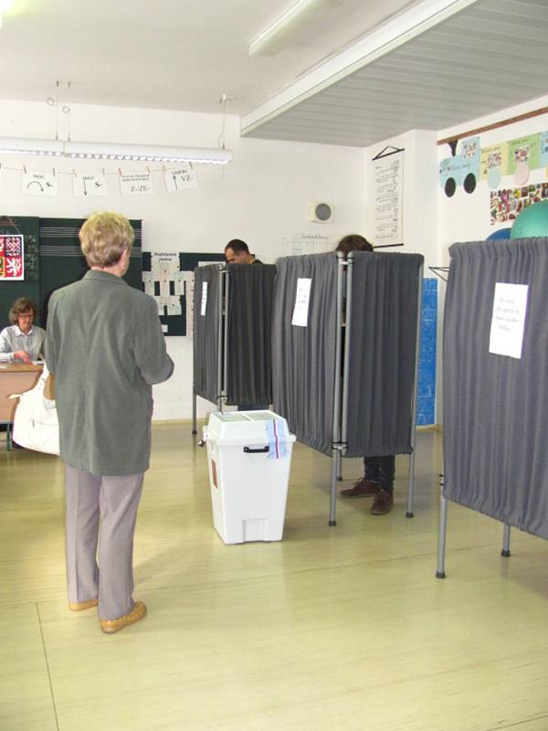 Do volebních místností na Základní škole Zachar v Kroměříži od prvních chvil přicházely desítky voličů.