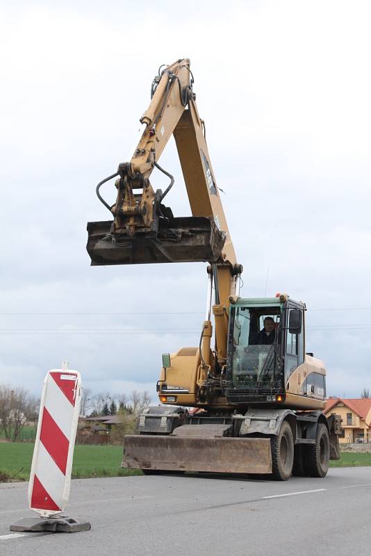 Po zimě se silničáři už pustili do pokračování opravy cesty v Jarohněvicích. V těchto dnech je na místě těžká technika, která upravuje terén. V místě je omezená rychlost na třicet kilometrů v hodině.