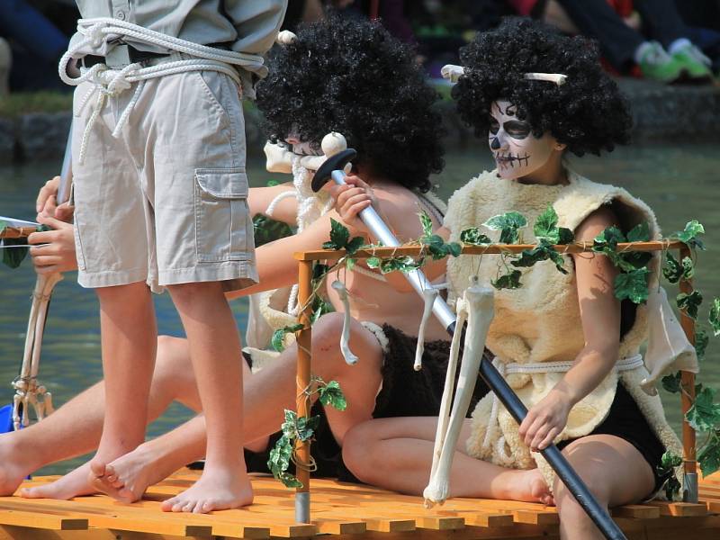 V areálu Holešovského zámku se o víkendu odehrál už čtvrtý ročník Holešovské regaty. Letos poprvé jakou dvoudenní festival. Kromě hudebních hvězd, nechyběla ani netradiční plavidla, přejezd vodní lávky na kole a spousta atrakcí pro děti.