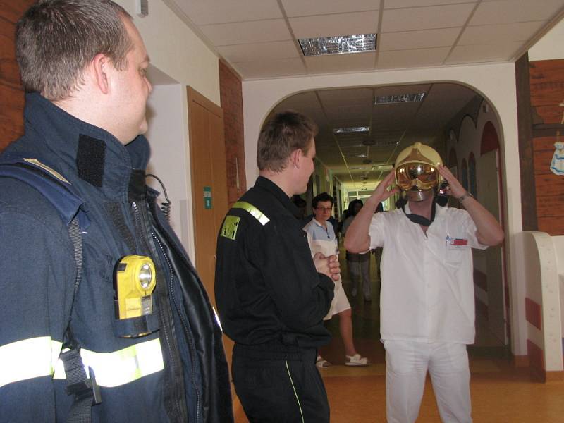 Na dětské oddělení kroměřížské nemocnice přijeli za malými pacienty v úterý 31. března 2009 na besedu dva profesionální hasiči.