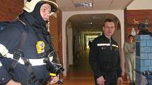 Na dětské oddělení kroměřížské nemocnice přijeli za malými pacienty v úterý 31. března 2009 na besedu dva profesionální hasiči.
