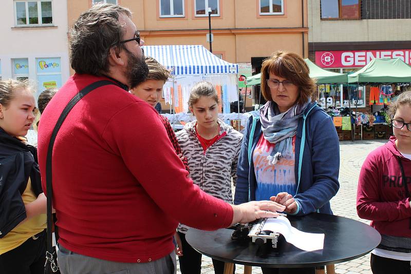 Okrašlovací a zábavní spolek Bystřice pod Hostýnem uspořádal akci na podporu osvěty problémů nevidomých.