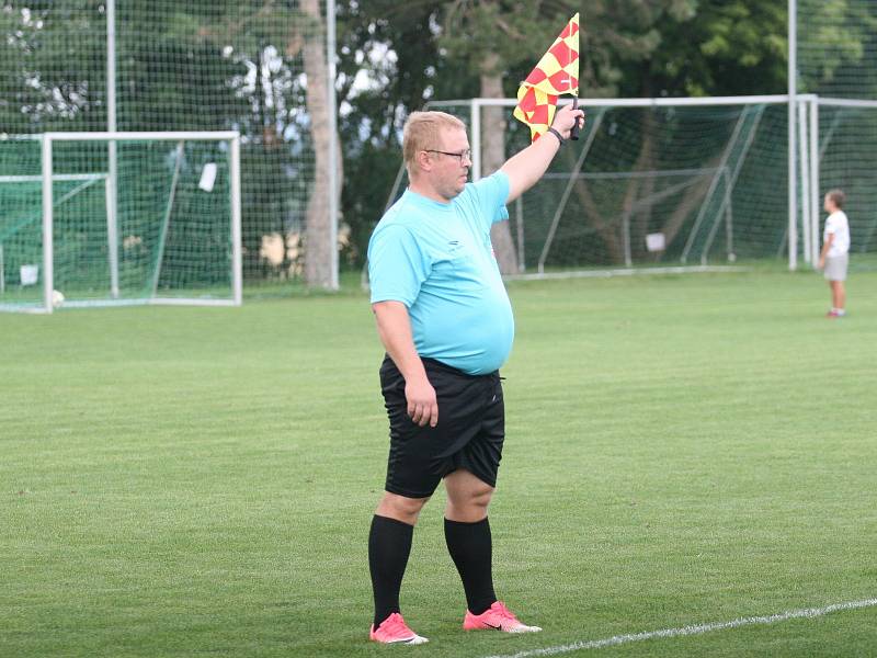 Fotbalisté Zborovic B (v červeném) ovládli 1. kolo III. třídy OFS Kroměříž v Bezměrově, kde porazili domácí 4:0.