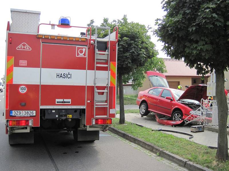 Řidič Škody Octavia v pátek 25. srpna po třinácté hodině v Holešově nezvládl řízení a vyjel na chodník, kde narazil do oplocení pozemku rodinného domu.