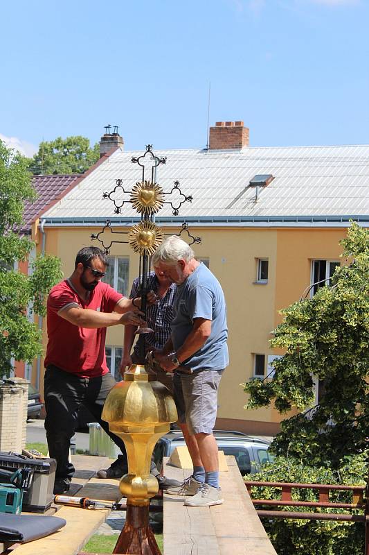 Vkládání dvou časových schránek do kopule kostela sv. Václava v Hulíně