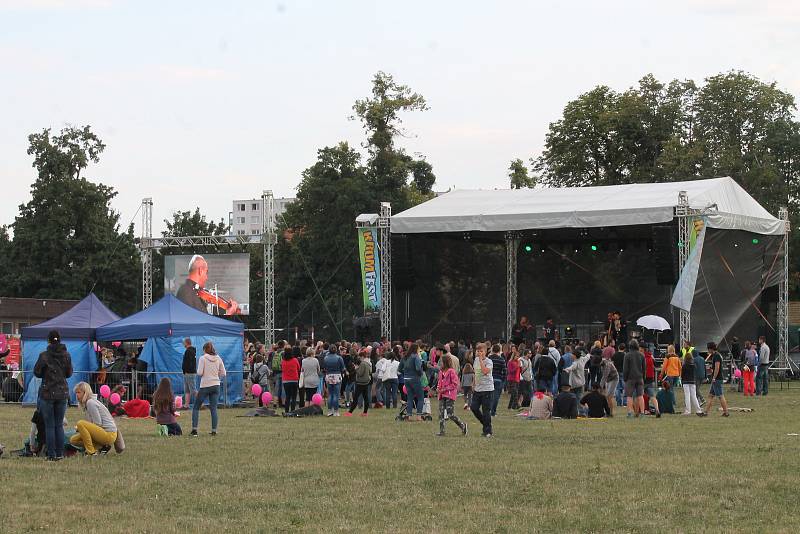 Sobotní odpoledne patřilo v Kroměříži hudbě. Na Pionýrské louce se konal Kromfest, festival pro celou rodinu. I přes občasný déšť se na kapely přišly podívat stovky lidí.