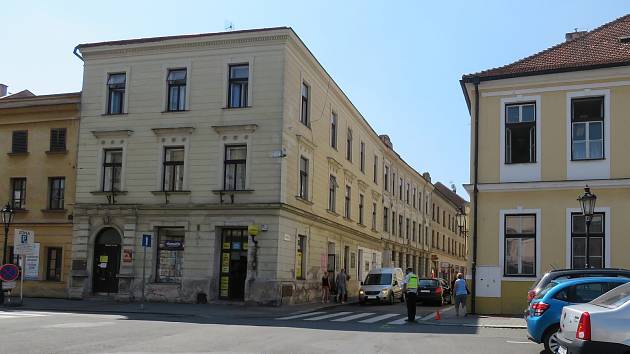 Svědky úterní dopravní nehody, při níž byl v Kroměříži lehce zraněn chodec, hledají tamní dopravní policisté. „K nehodě došlo v úterý v 9.30 hodin na přechodu pro chodce v Šafaříkově ulici. Šlo o střet osobního auta Peugeot 207 s třiadvacetiletým chodcem 