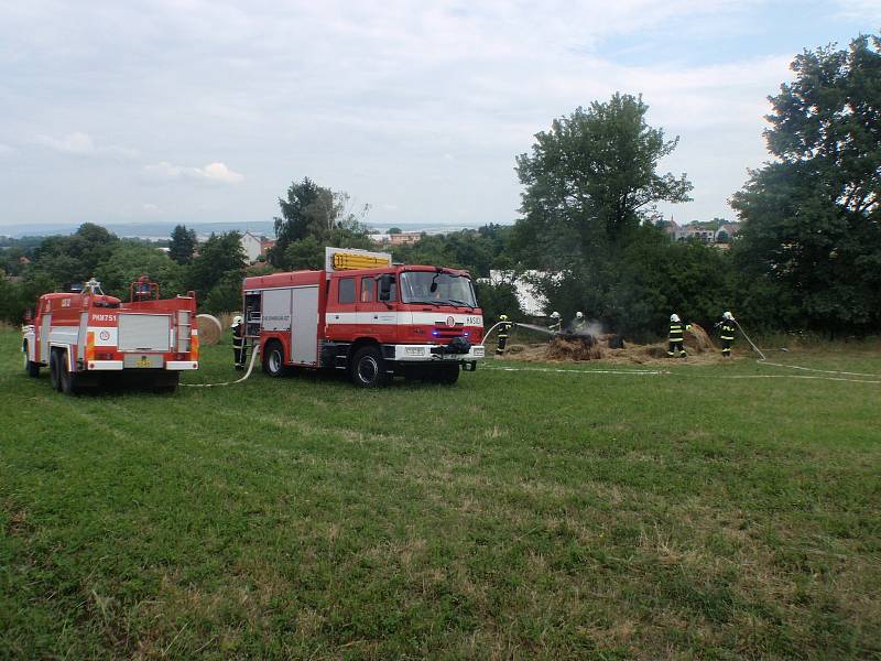 Požár balíků slámy nedaleko Loukova způsobil škody ve výši asi dvou tisíc korun, jeho příčina zatím není jasná.