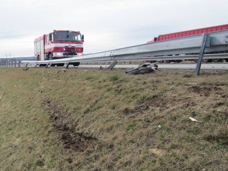 Nehoda na dálnici u Hulína se obešla bez zranění  