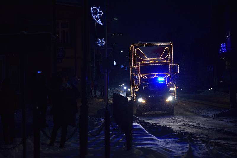 Coca-Cola kamion na náměstí Dr. E. Beneše v Holešově, 17. 12. 2022.