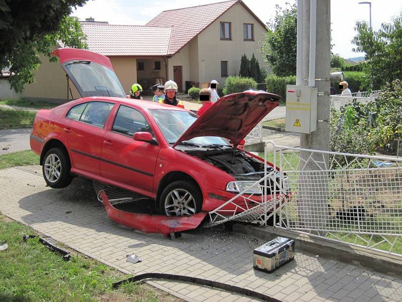 Řidič Škody Octavia v pátek 25. srpna po třinácté hodině v Holešově nezvládl řízení a vyjel na chodník, kde narazil do oplocení pozemku rodinného domu.FOTO: HZS ZK