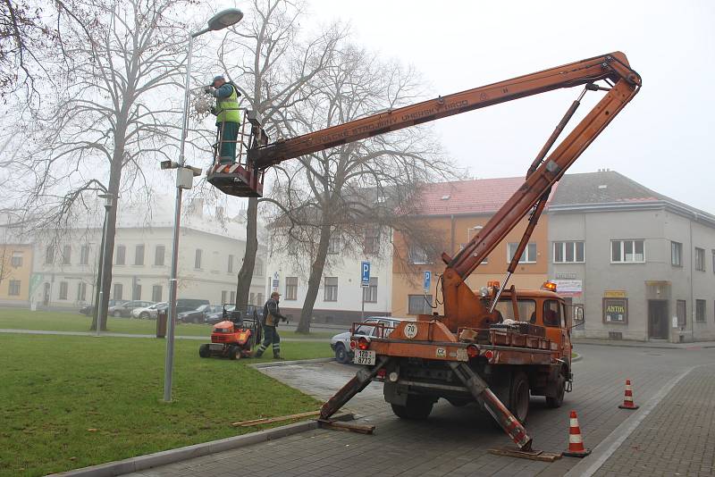 V Hulíně v těchto dnech pracují na instalaci vánoční výzdoby. Osvětlení i letos ozdobí centrum města,radnici a Záhlinickou ulici.