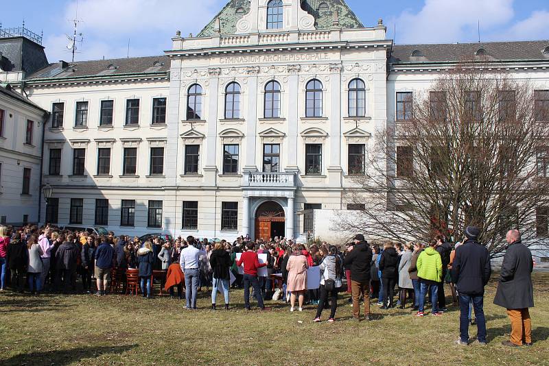 Do čtvrteční stávky studentů s názvem Vyjdi ven! se zapojili také v Kroměříži. Na nádvoří Arcibiskupského gymnázia se sešli tamní studenti se studenty Gymnázia Kroměříž, aby vyjádřili své rozhořčení nad aktuální politickou situací.