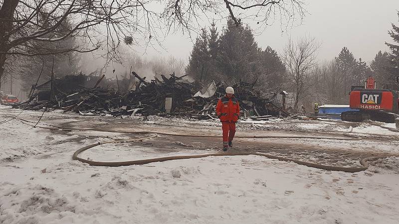 Chata na Tesáku podlehla plamenům. Sobota, 29.ledna 2022.