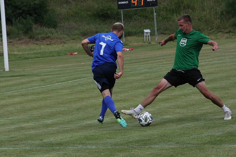 Jubilejní desátý ročník Memoriálu Antonína Vašáka ve Zborovicích ovládli fotbalisté Kvasic (červené dresy).