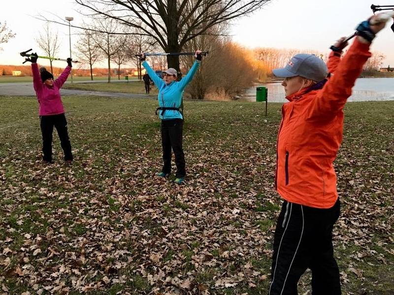 Finalisté reality show KROMĚŘÍŽSKO HUBNE si vyzkoušeli nordic walking.