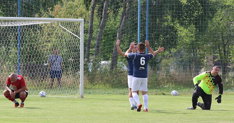 Fotbalisté Záhlinic (v červeném) ve 2. kole okresního přeboru OFS Kroměříž doma nestačili na Němčice, kterým podlehli 2:4.