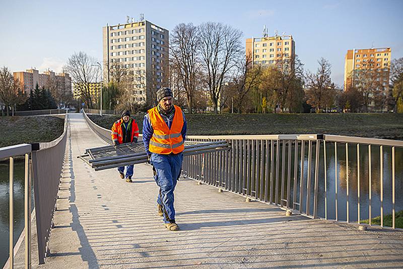 Opravenou lávku přes řeku Moravu otevřela po bezmála dvou letech v úterý 1. prosince radnice v Kroměříži.