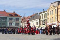 HISTORICKÝ MILNÍK ZAHÁJIL TURISTICKOU SEZÓNU. Střelba a řinčení zbraní se opět rozeznělo městem.