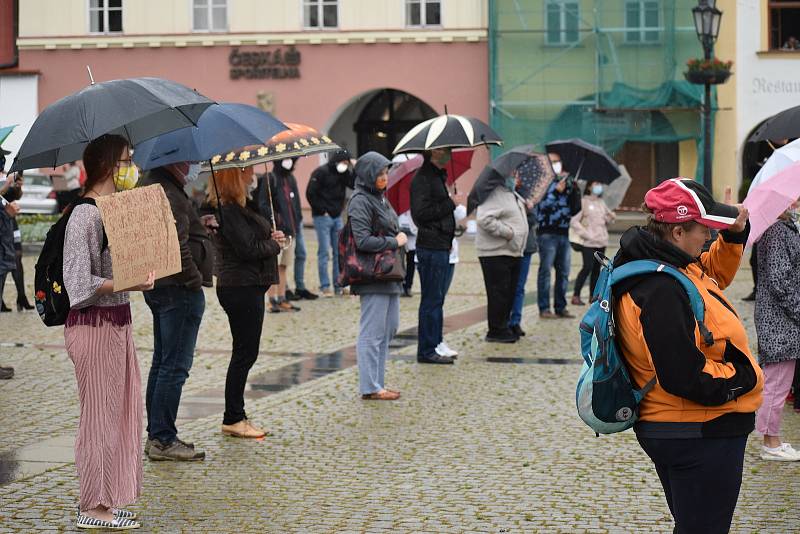 Demonstrace Milion chvilek pro demokracii na kroměřížském Velkém náměstí. 9.6.2020