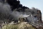 Mohutný požár zachvátil fabriku v Chropyni ráno v pátek 8. dubna 2011. Kolem poledna pak museli být evakuováni obyvatelé několika přilehlých ulic.