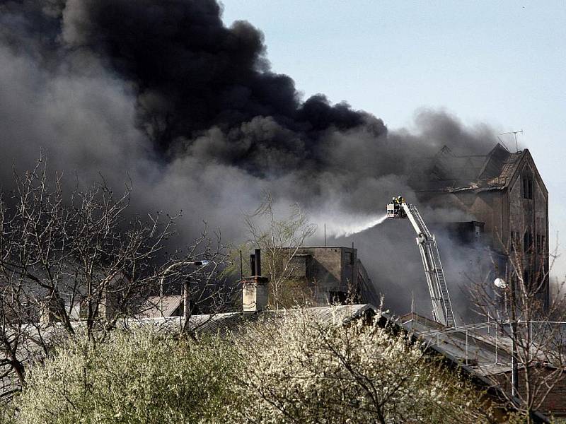 Mohutný požár zachvátil fabriku v Chropyni ráno v pátek 8. dubna 2011. Kolem poledna pak museli být evakuováni obyvatelé několika přilehlých ulic.