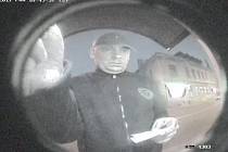 O pomoc při pátrání po totožnosti muže na snímcích pořízených z kamerových záznamů bankomatu v Děčíně žádá veřejnost kroměřížská policie.