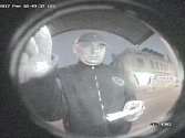 O pomoc při pátrání po totožnosti muže na snímcích pořízených z kamerových záznamů bankomatu v Děčíně žádá veřejnost kroměřížská policie.