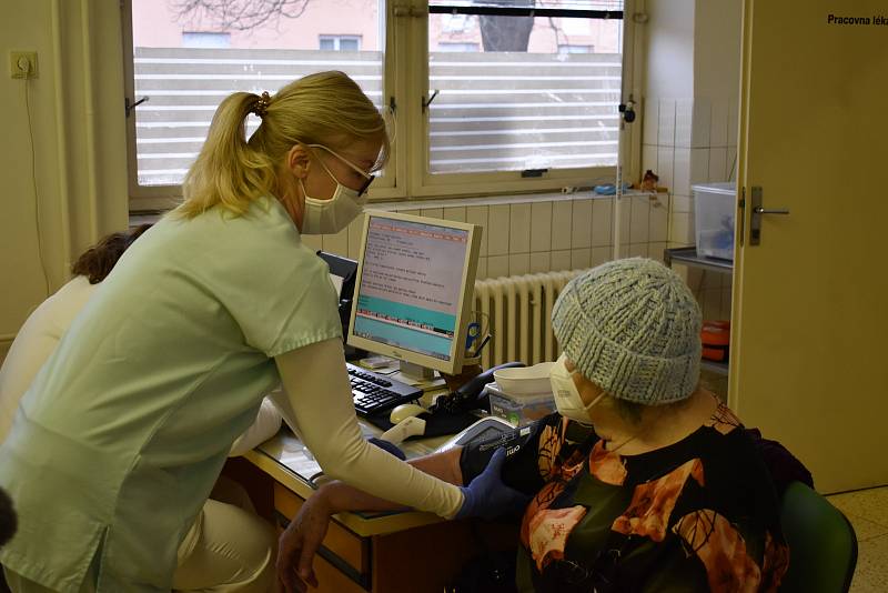Očkovací místo v Kroměřížské nemocnici. První očkování seniorů 20. ledna 2021.