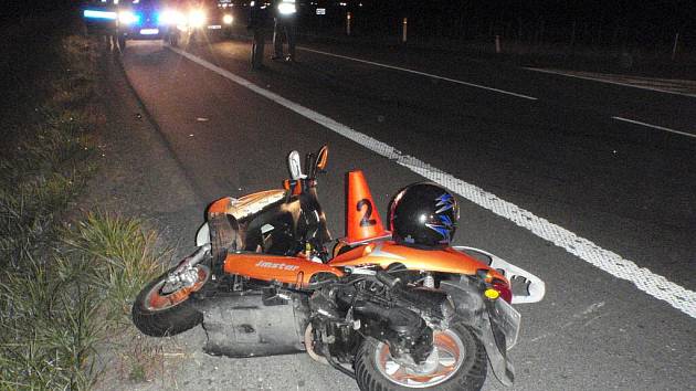 Nehoda motorkáře na dálničním sjezdu mezi Hulínem a Třeběticemi