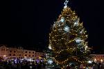 Na Velkém náměstí v Kroměříži rozsvítili ve čtvrtek 23. listopadu vánoční strom.