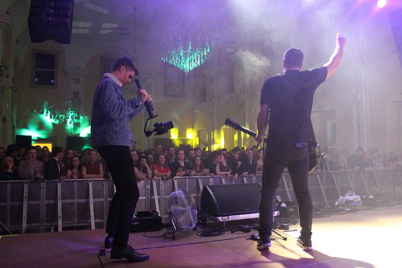 Zámecký party ples v Holešově nabídl Iné Kafe, Sebastiana, DJ Gomeze a další.