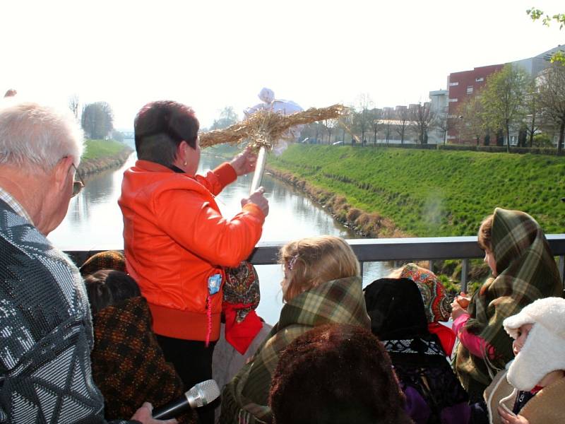 Děti z kroměřížských škol a školek se přišly ve čtvrtek 3. dubna rozloučit se zimou. Sešly se na lávce nad řekou Moravou, kde společně hodily Moranu do řeky. Jaro přivítaly písničkami a tancem.