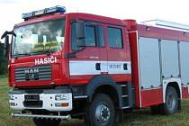 Holešovští dobrovolní hasiči se těší z nové cisterny, kterou pořídili díky dotaci a příspěvku od města.
