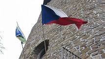 Rozhledna Brdo oslavila páté výročí. Každý, kdo přišel s vlajkou České republiky, dostal přímo od starosty Kostelan panáka slivovice
